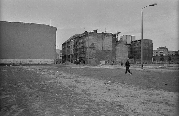 Framed Print : GDR, Berlin, 30.04.1990, fallow land Zimmerstrasse Framed Print : GDR, Berlin, 30.04.1990, fallow land Zimmerstrasse