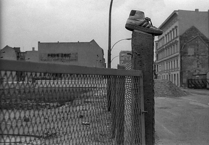 Framed Print : GDR, Berlin, 30.04.1990, shoe on fence