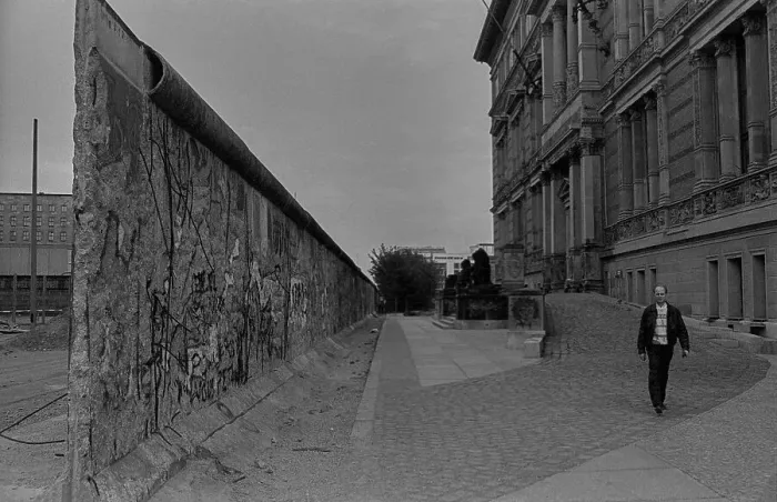 Framed Print : GDR, Berlin, 30.04.1990, Wall at the Gropius Building Framed Print : GDR, Berlin, 30.04.1990, Wall at the Gropius Building