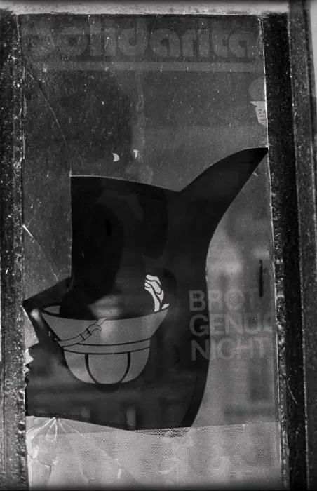 Framed Print : GDR, Berlin, 5. 4. 1988, Schaufenster