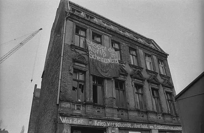 Framed Print : GDR, Berlin, 8.1.1990, Appeal to save a house in Mulackstrasse Framed Print : GDR, Berlin, 8.1.1990, Appeal to save a house in Mulackstrasse