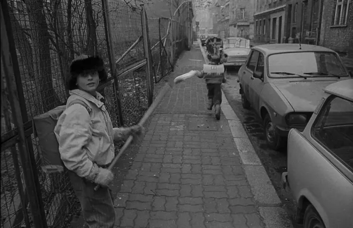 Framed Print : GDR, Berlin, 8.1.1990, children in Steinstrasse