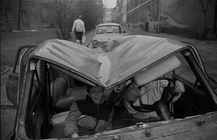 Framed Print : GDR, Berlin, 8.1.1990, children in a wrecked car in Steinstrasse Framed Print : GDR, Berlin, 8.1.1990, children in a wrecked car in Steinstrasse