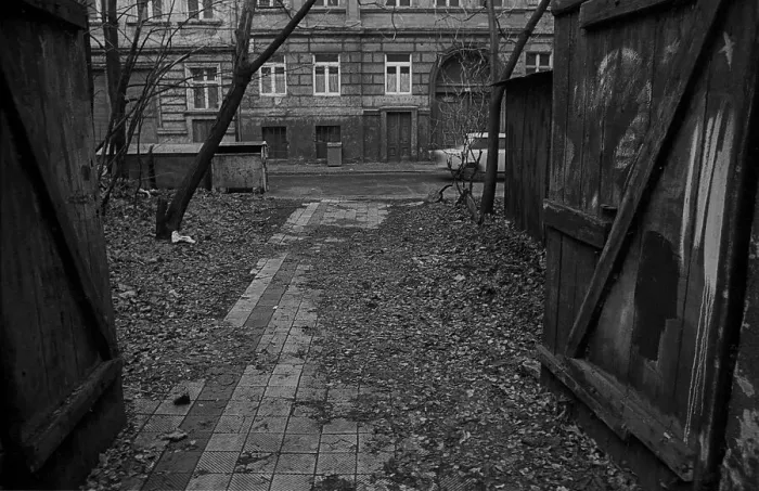 Framed Print : GDR, Berlin, 8.1.1990, driveway in Mulackstrasse (corner of Gormannstrasse) Framed Print : GDR, Berlin, 8.1.1990, driveway in Mulackstrasse (corner of Gormannstrasse)