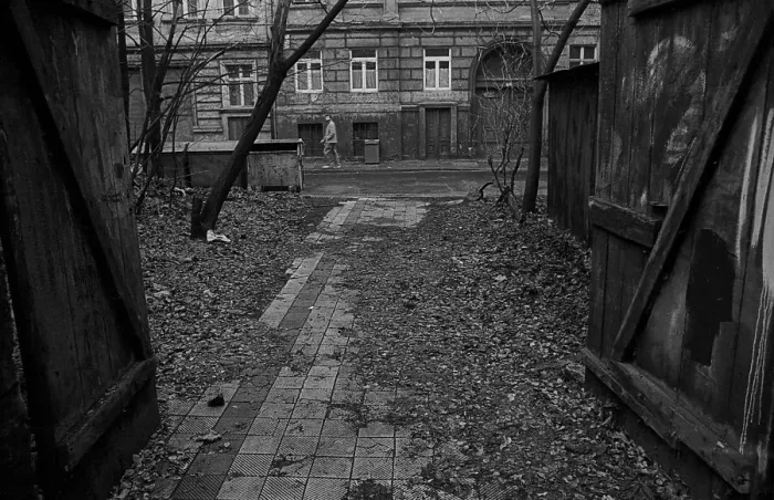 Framed Print : GDR, Berlin, 8.1.1990, driveway in Mulackstrasse (corner of Gormannstrasse) Framed Print : GDR, Berlin, 8.1.1990, driveway in Mulackstrasse (corner of Gormannstrasse)