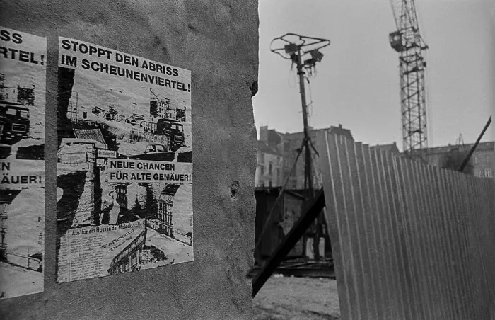 Framed Print : GDR, Berlin, 8.1.1990, fence in Steinstrasse