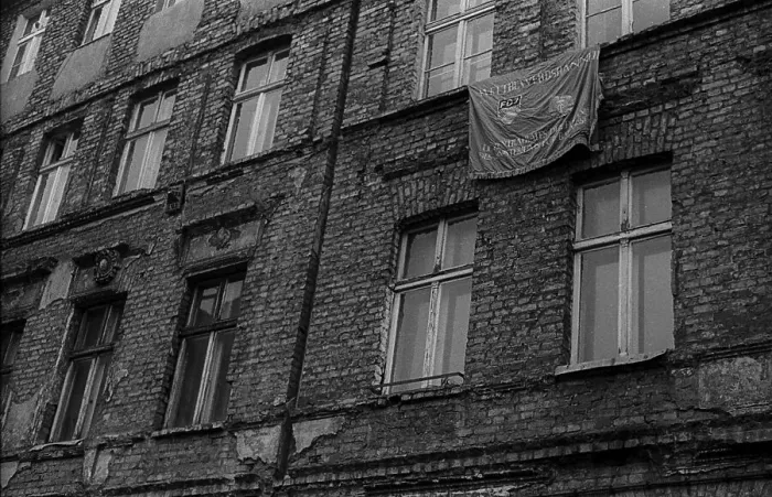 Framed Print : GDR, Berlin, 8.1.1990, house facade in Steinstrasse Framed Print : GDR, Berlin, 8.1.1990, house facade in Steinstrasse