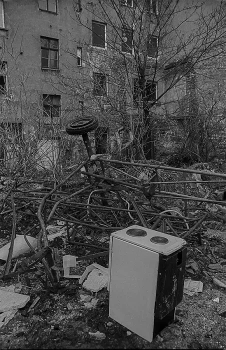 Framed Print : GDR, Berlin, 8.1.1990, illegal scrap metal in Mulackstrasse