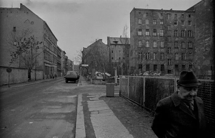 Framed Print : GDR, Berlin, 8.1.1990, Mulackstrasse Framed Print : GDR, Berlin, 8.1.1990, Mulackstrasse