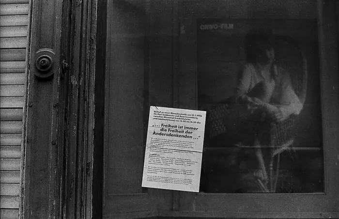 Framed Print : GDR, Berlin, 8.1.1990, poster in Mulackstrasse : Freedom is always the freedom of those who think differently