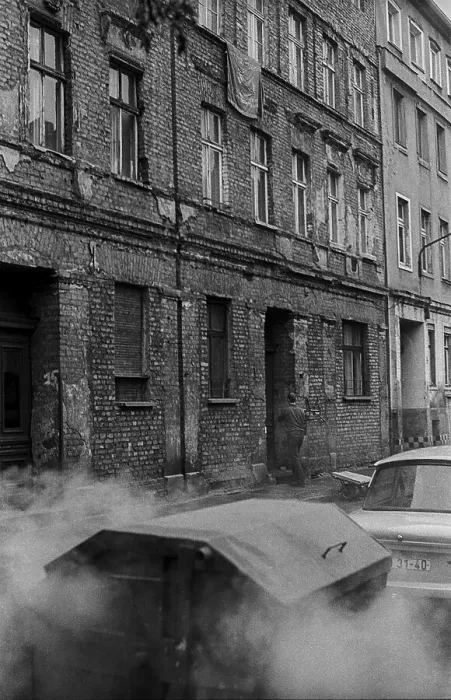 Framed Print : GDR, Berlin, 8.1.1990, Steinstrasse Framed Print : GDR, Berlin, 8.1.1990, Steinstrasse