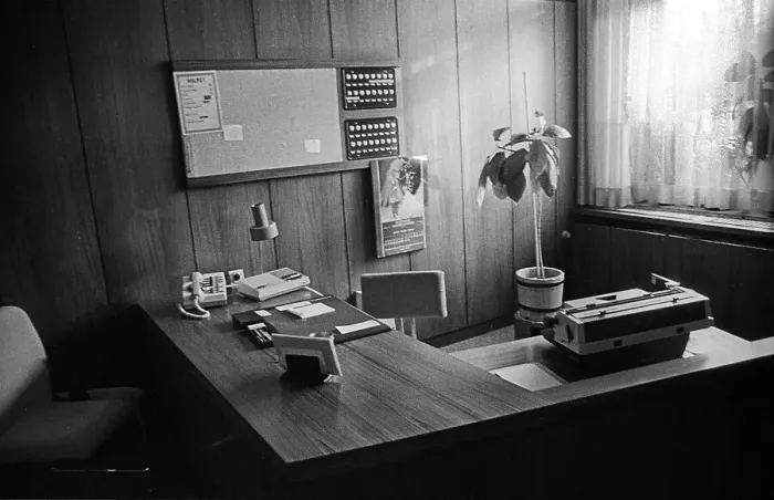 Framed Print : GDR, Bernau, 29. 01. 1990, Waldsiedlung