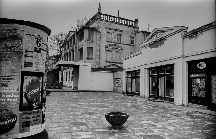 Framed Print : GDR, Binz, 04. 11. 1988, planter