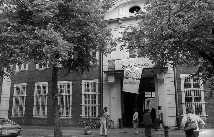 Framed Print : GDR, Potsdam, 13.05.1990, Linden Hotel