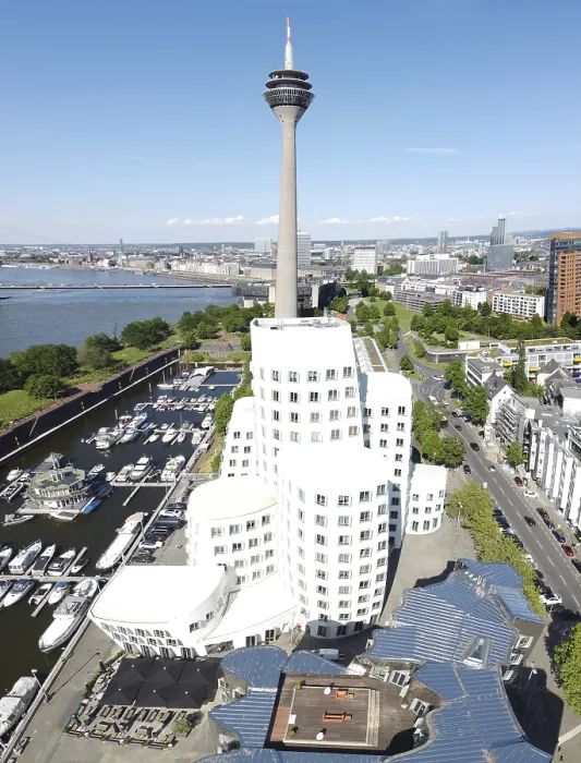 Framed Print : Gehry Bauwerke im Medienhafen Dusseldorf