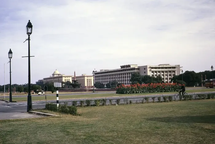 Framed Print : Gelaende und Gaerten rund um das Regierungsgebaeude Rail Bhawan, Bereich Rajpath, Neu-Delhi, Indien 1964 Framed Print : Gelaende und Gaerten rund um das Regierungsgebaeude Rail Bhawan, Bereich Rajpath, Neu-Delhi, Indien 1964