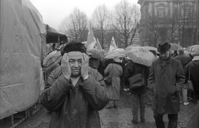 Framed Print : Germany, Berlin, 01. 04. 1991, Wehrkraftgegner in the Lustgarten