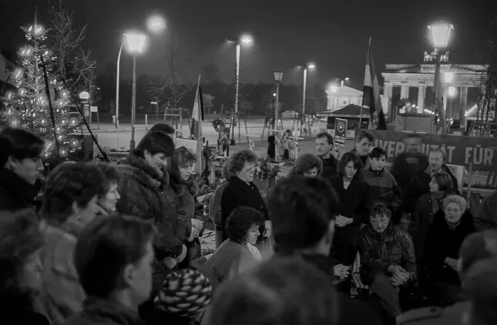 Framed Print : Germany, Berlin, 01.12.1991, Vigil for Yugoslavia at the Brandenburg Tor, Europe