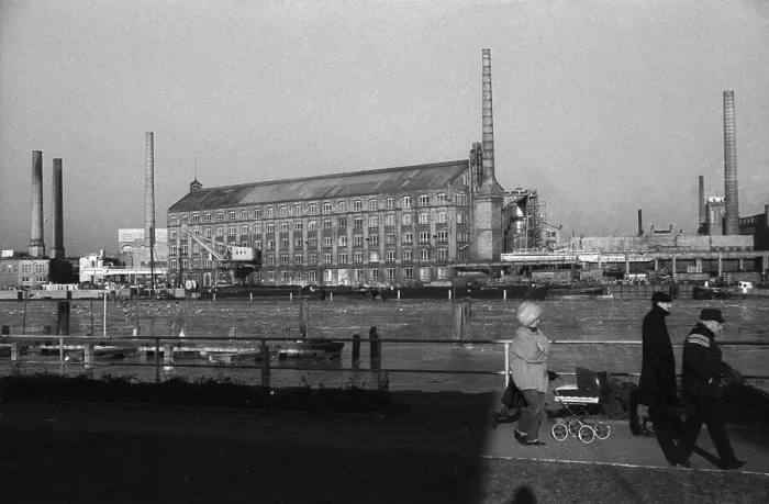 Framed Print : Germany, Berlin, 02. 02. 1991, industrial area Oberschoeneweide Framed Print : Germany, Berlin, 02. 02. 1991, industrial area Oberschoeneweide