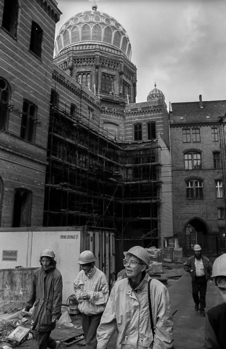 Framed Print : Germany, Berlin, 02.03.1992, Youth consecrations visit the New Synagogue under construction in Oranienburger Strasse, Europe Framed Print : Germany, Berlin, 02.03.1992, Youth consecrations visit the New Synagogue under construction in Oranienburger Strasse, Europe
