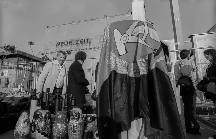 Framed Print : Germany, Berlin, 02.10.1991, Souvenir dealer at Check Point Charlie