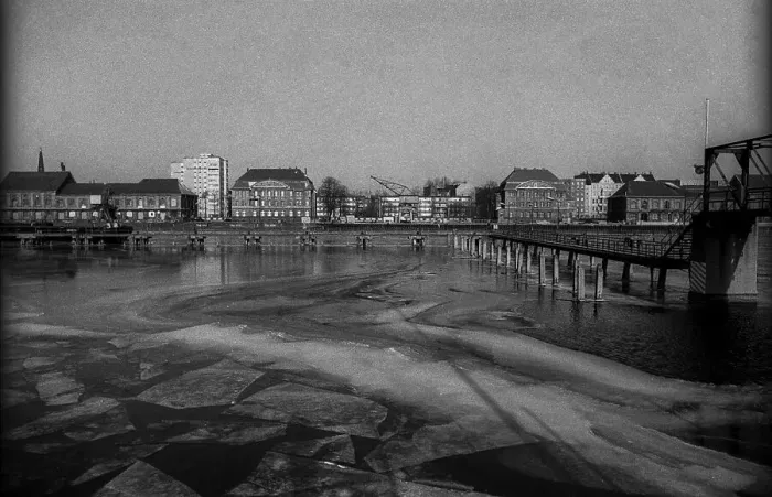 Framed Print : Germany, Berlin, 03.02.1991, View over the Spree (frozen) to the eastern harbour