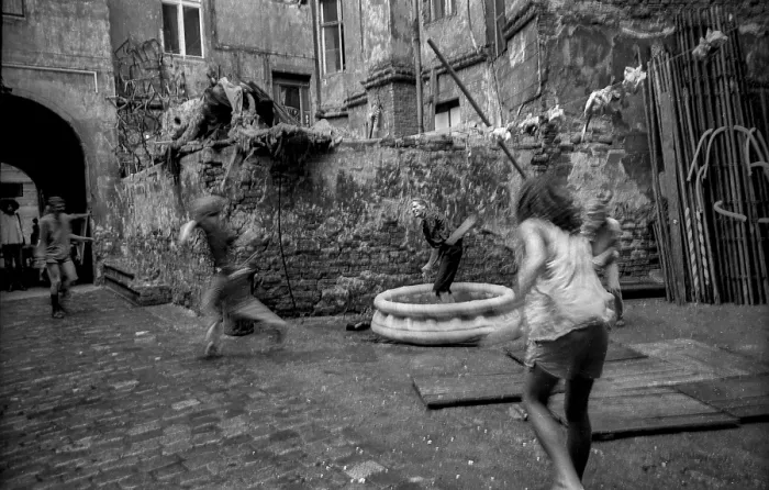 Framed Print : Germany, Berlin, 04.07.1992, courtyard party of the squat KULE (Kunst & Leben)