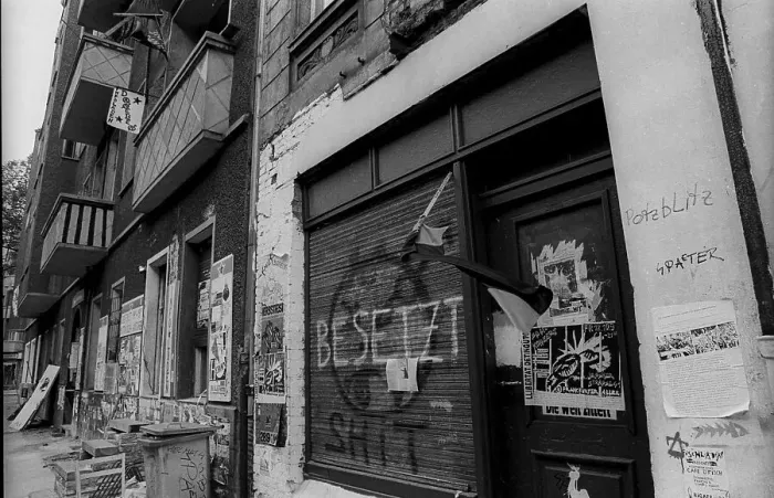 Framed Print : Germany, Berlin, 05.12.1991, squatted houses in Rigaer Strasse Framed Print : Germany, Berlin, 05.12.1991, squatted houses in Rigaer Strasse