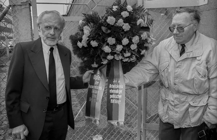 Framed Print : Germany, Berlin, 06.03.1992, Wreath-laying ceremony at the former Stasi remand prison Hohenschoenhausen, SPD - Working Group of Former Political Prisoners, left: Hans-Joachim Helwig-Wilson, Europe