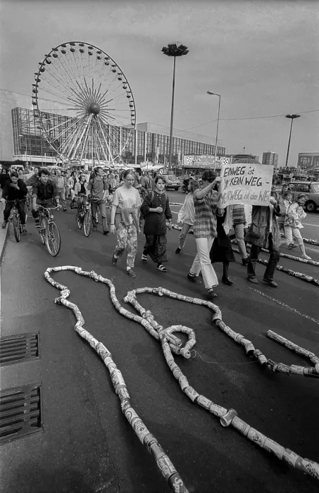 Framed Print : Germany, Berlin, 06.05.1992, Tote Dose