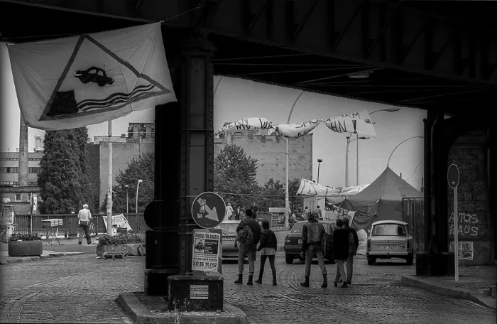 Framed Print : Germany, Berlin, 06.07.1992, Demonstration against car traffic on the Oberbaum Bridge