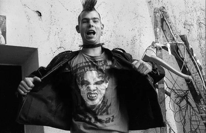 Framed Print : Germany, Berlin, 06.09.1991, Punk at KDW