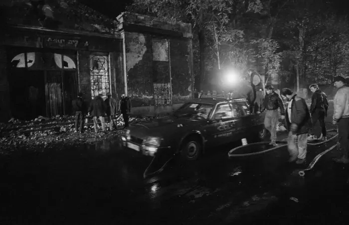 Framed Print : Germany, Berlin, 06.11.1990, Shooting in Auguststrasse in front of the back entrance to the Postfuhramt