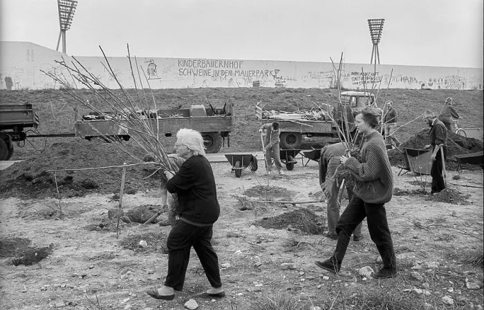 Framed Print : Germany, Berlin, 07.04.1991, Mauerpark