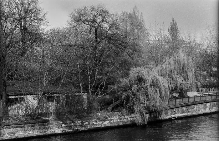 Framed Print : Germany, Berlin, 08.04.1991, View across the Spree to Monbijoupark