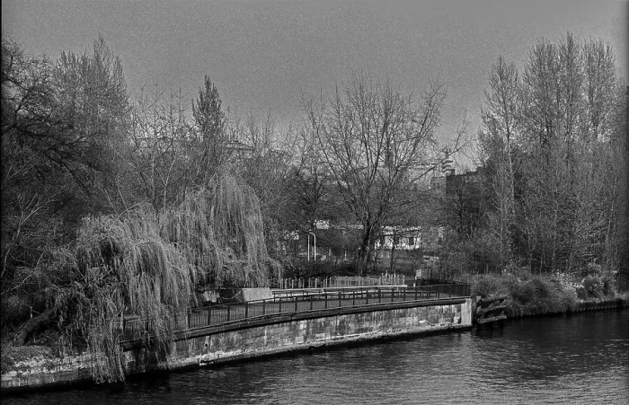 Framed Print : Germany, Berlin, 08.04.1991, View across the Spree to Monbijoupark