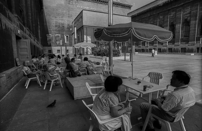 Framed Print : Germany, Berlin, 08.07.1991, Tourists in the courtyard of the Pergamon Museum