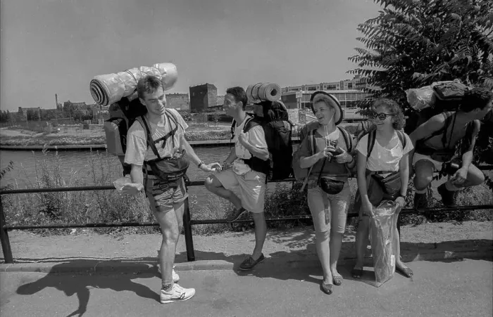 Framed Print : Germany, Berlin, 08.07.1991, Tourists at the Spreebogen Framed Print : Germany, Berlin, 08.07.1991, Tourists at the Spreebogen