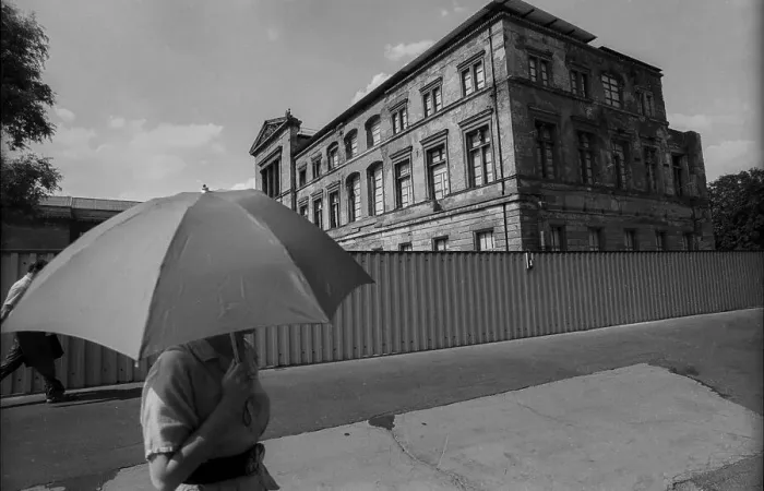 Framed Print : Germany, Berlin, 08.07.1991, Umbrella in front of the ruins of the Neues Museum