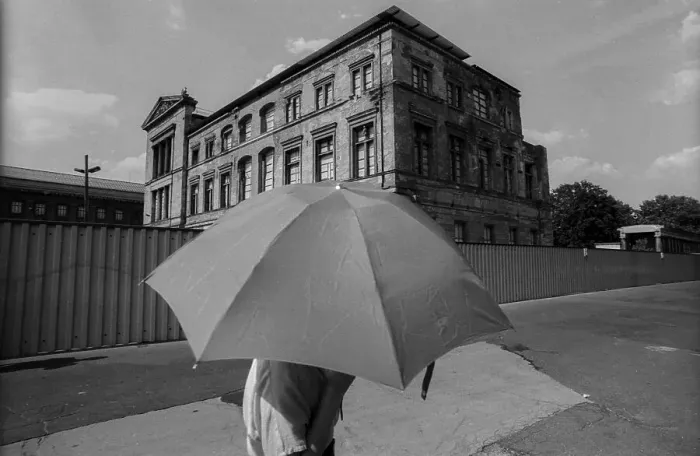Framed Print : Germany, Berlin, 08.07.1991, Umbrella in front of the ruins of the Neues Museum