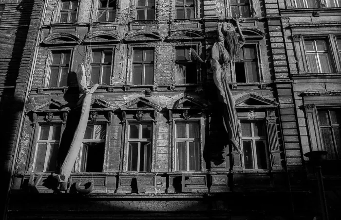 Framed Print : Germany, Berlin, 1 July 1991, Dolls on the facade of the squatted building KULE (Kunst+Leben) in Auguststrasse