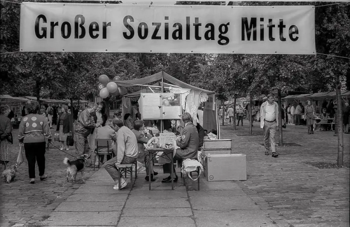 Framed Print : Germany, Berlin, 10.9.1992, GroBer Sozialtag Mitte Framed Print : Germany, Berlin, 10.9.1992, GroBer Sozialtag Mitte