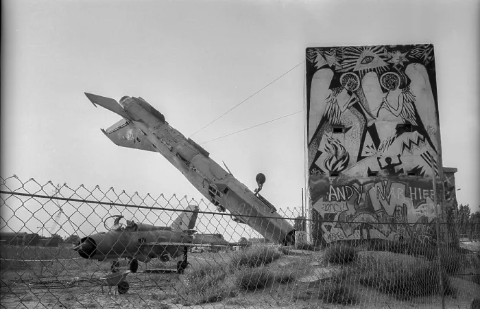 Framed Print : Germany, Berlin, 12.8.1992, installations by British scrap artists in the Spreebogen