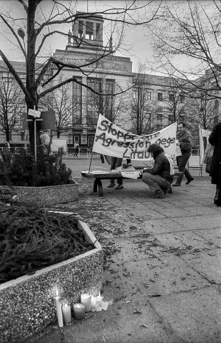 Framed Print : Germany, Berlin, 13.01.1991, Demo against Russians in Lithuania
