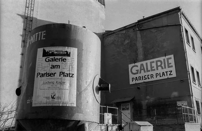 Framed Print : Germany, Berlin, 13.01.1991, Galerie am Pariser Platz