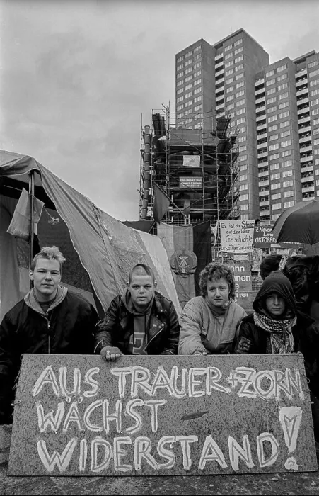 Framed Print : Germany, Berlin, 14.12.1991, Demo against the demolition of the Lenin monument on Leninplatz Framed Print : Germany, Berlin, 14.12.1991, Demo against the demolition of the Lenin monument on Leninplatz