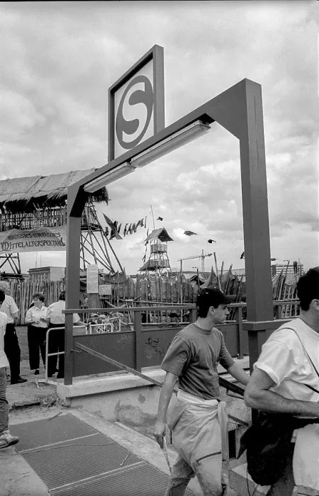 Framed Print : Germany, Berlin, 15.07.1992, S-Bahn station Potsdamer Platz