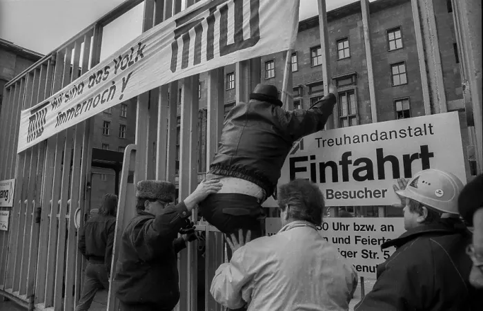 Framed Print : Germany, Berlin, 16 March 1992, Protest by shipyard workers from Rostock in front of the Treuhand headquarters in Leipziger Strasse: We are the people - still!, Europe Framed Print : Germany, Berlin, 16 March 1992, Protest by shipyard workers from Rostock in front of the Treuhand headquarters in Leipziger Strasse: We are the people - still!, Europe