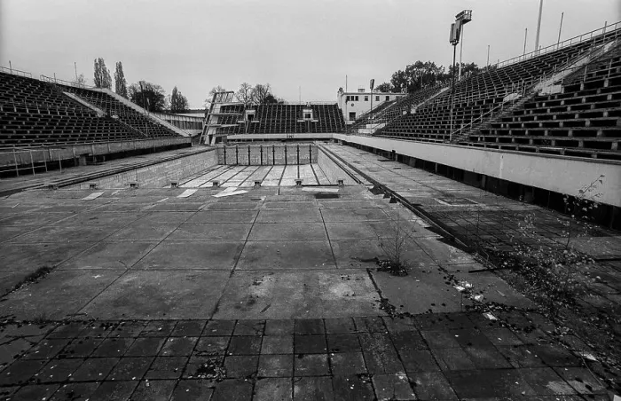 Framed Print : Germany, Berlin, 16.11.1991, Friesenstadion (swimming stadium) in decay Framed Print : Germany, Berlin, 16.11.1991, Friesenstadion (swimming stadium) in decay