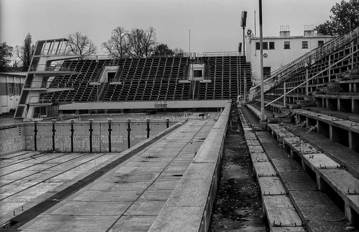Framed Print : Germany, Berlin, 16.11.1991, Friesenstadion (swimming stadium) in decay Framed Print : Germany, Berlin, 16.11.1991, Friesenstadion (swimming stadium) in decay